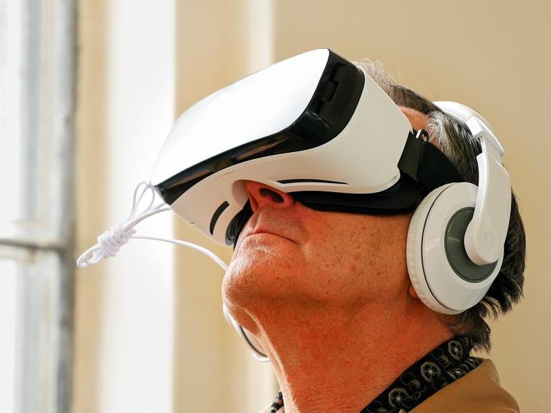 Person med VR briller