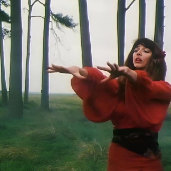 Kate Bush i rød kjole