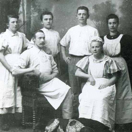 Billedet viser personalet på Kirkeby mejeri i 1890’erne.