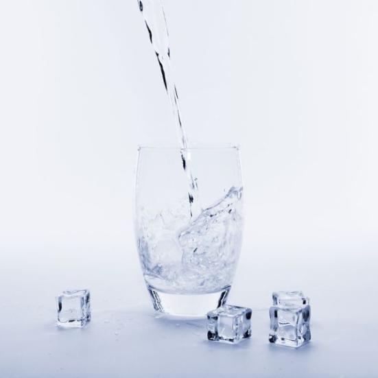 Glas, vand, og isterninger