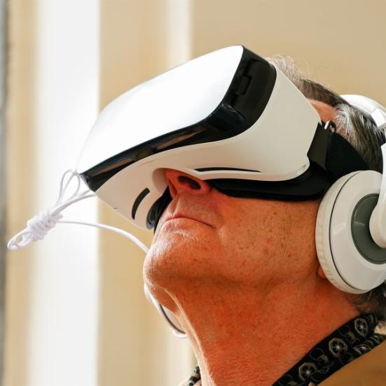 Person med VR briller