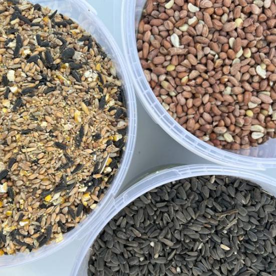 Spande med fuglefoder