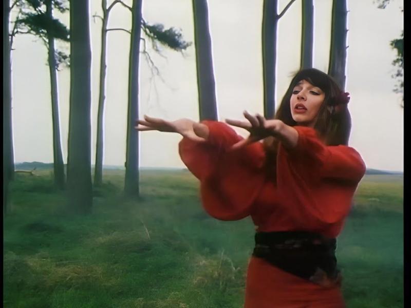 Kate Bush i rød kjole