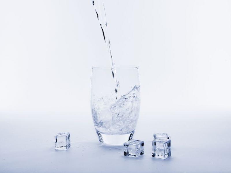 Glas, vand, og isterninger