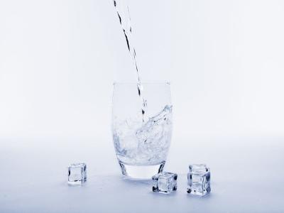 Glas, vand, og isterninger